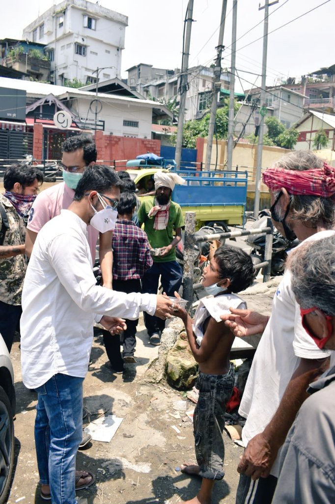 Deepjyotidas786's tweet photo. "Manuh'e manuhor babe"
Distribution of Food among the needy people by few youths with the motive of spreading Smile on their faces. Their blessings are priceless. We request everyone to kindly come forward &amp; help the poor needy people of your surroundings. https://t.co/KZAA0FUfpI