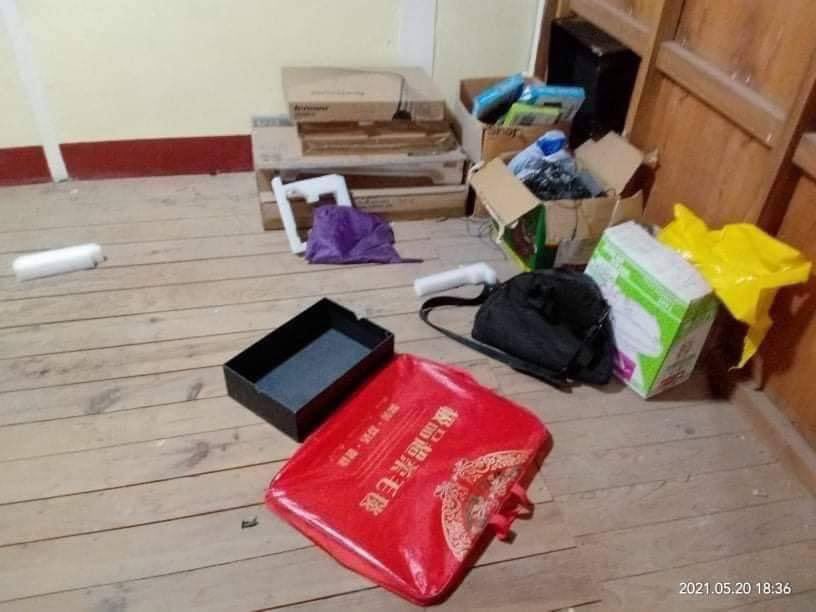 EiMonHtwe12's tweet photo. Military troops invaded the house of former editor in chief of Kantarawadyy Times which is based in Kayah state. SAC also looted computer related items.  #WhatsHappeningInMyanmar  #May22Coup  #NoFlyZoneInMyanmar https://t.co/pZGt6cJjIW