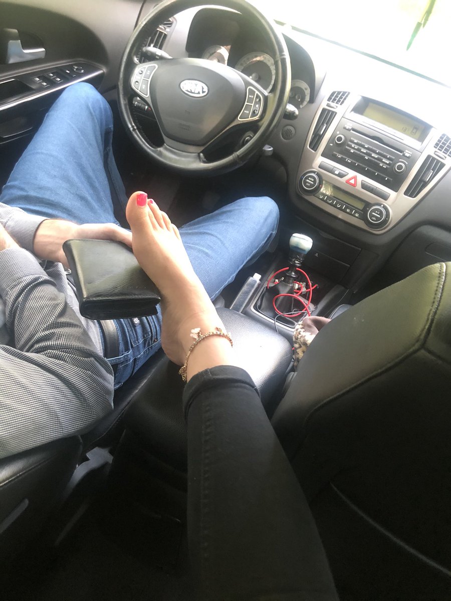 Mogę zrobić z tobą tylko co chce marionetko, sterowanie wami jest tak cholernie łatwe..
Oddajecie w moje łaski całych siebie, a ja się wami bawię, mam dostęp do banku, kart..
ahh jesteście tak śmieszni.
Bierzcie przykład z wiernego uległego   #findom #domina