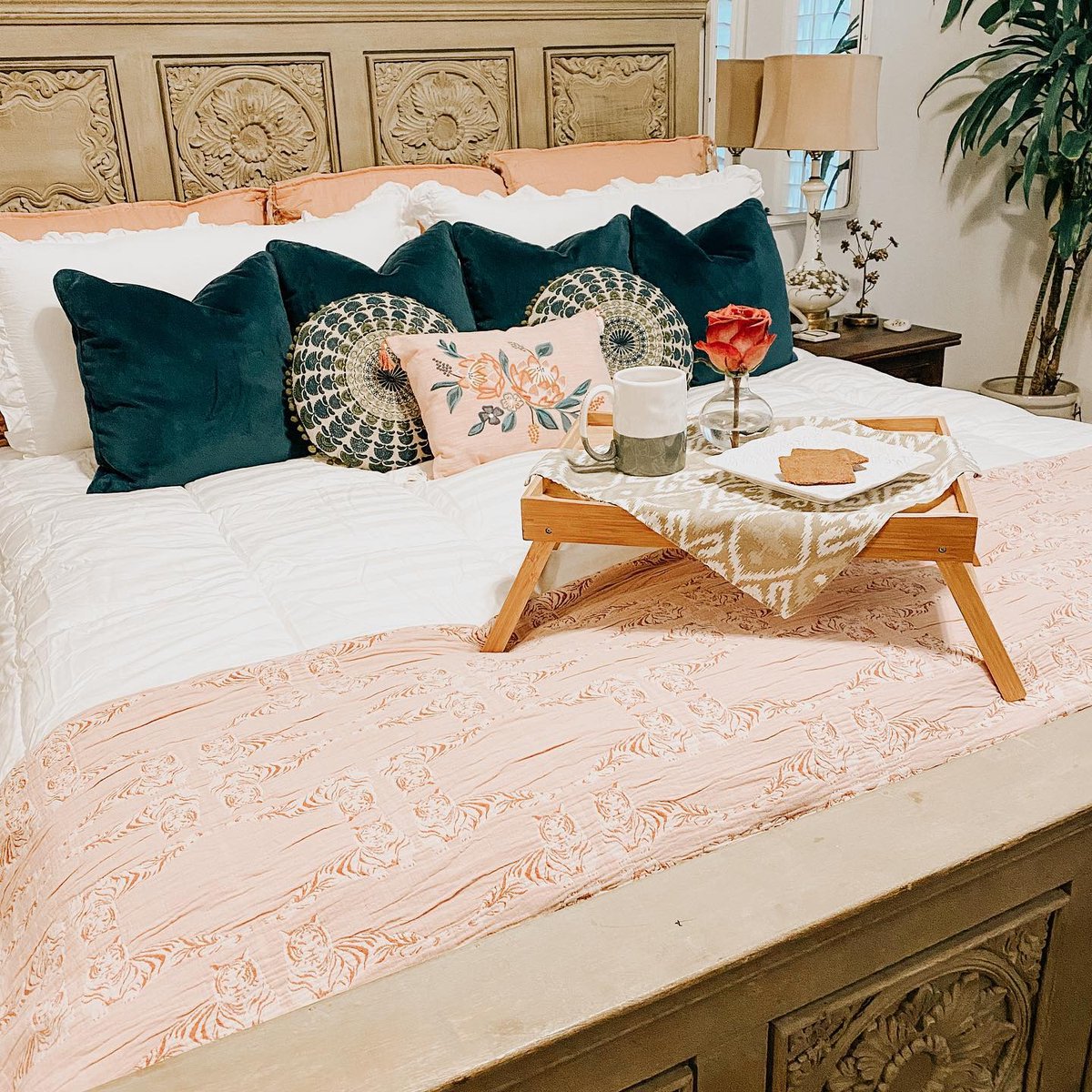 DOWNLITE's tweet image. With Spring you want to stay snuggly, but not too warm!

Thx to @thecagedmuse for sharing our Stearns &amp;amp; Foster PrimaCool down alternative comforter. Now with Antimicrobial &amp;amp; Scotchguard protection!

#luxurybedding #stearnsandfoster #primacool #downlite

📷 @thecagedmuse