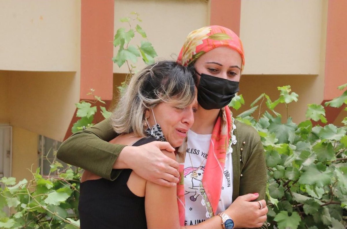 solcugazete's tweet photo. Antalya’da kedileri besleyen bir kadının, beslediği kedileri öldürüp evinin camına asmışlar...

#HayvanHaklarıYasasıHemen https://t.co/zdjWHsFMU6