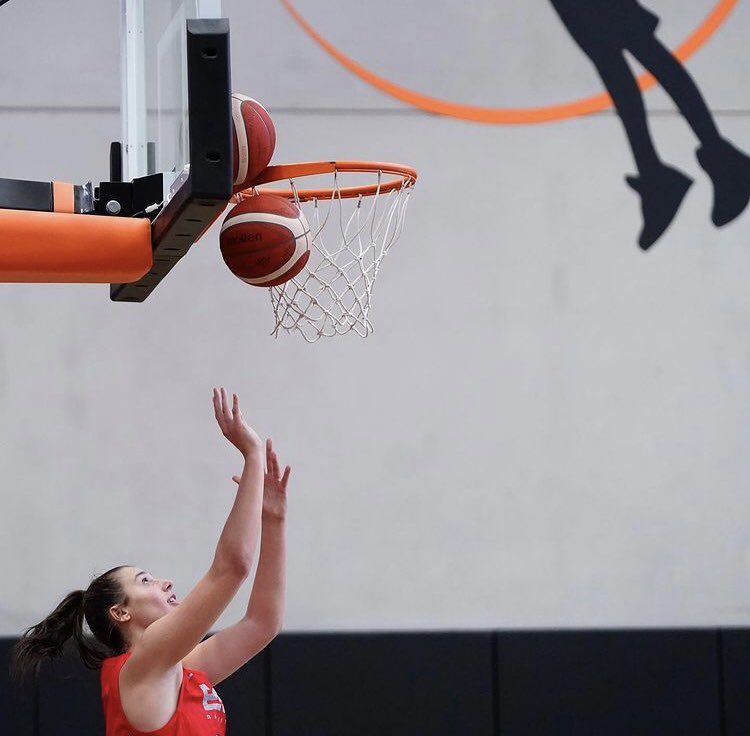 Catchshoot2's tweet photo. A un día del primer partido de gira de la #SelFEM 
🇫🇷 vs 🇪🇸
🕔 Domingo a las 16:45 horas 
@teledeporte 

Vamos chicas, camino a la primera victoria del @EuroBasketWomen #seleccionespañola https://t.co/UzzKlMd8Pf