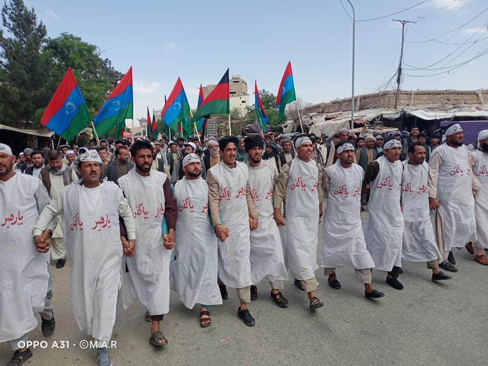 Afganistan'da onbinlerce Güney Türkistan Türkü bugün (22 Mayıs) Faryab ilinde Merkezi Hükümetin hatalı politikalarına karşı yürüyüş yaptı.Hükümete 3 günlük müddet verildi.Hazara Türkleri ve diğer Türklerin de desteği var.Özgürlüğe adım adım...