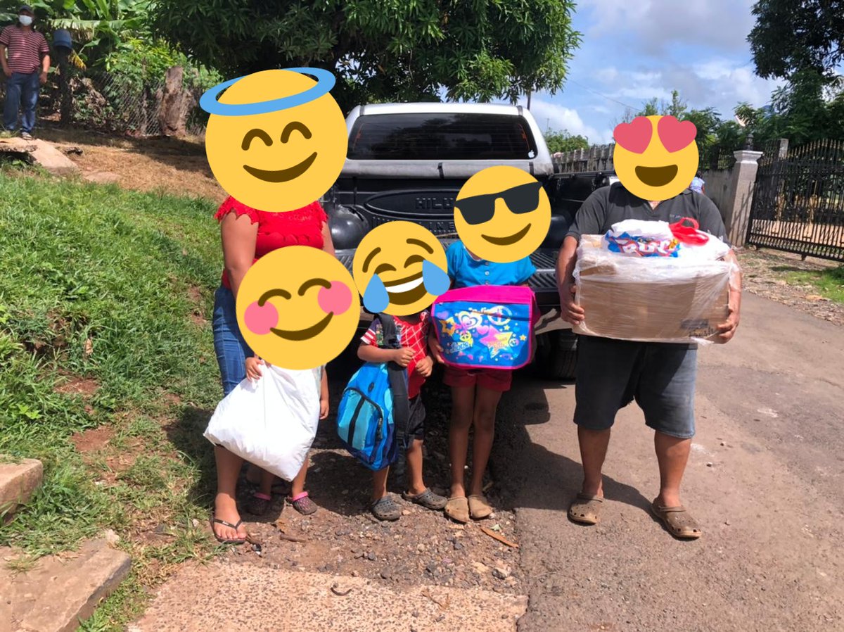 ithavee's tweet photo. Entrega de dos mochilas escolares en Veraguas y un super para el Papa que quedo con 7 niños. La Madre murió de Covid hace poco. Seguimos recolectando para mandarle más comida, la primera semana de Junio. Mi tel es 6114-8668 https://t.co/WlBVjcbiY5