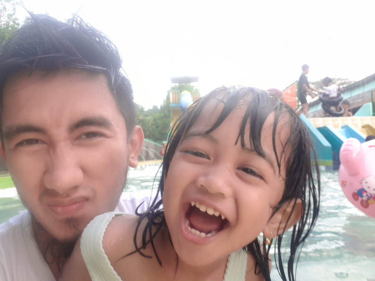 Zultaizzy's tweet photo. Cinta pertama seorang anak perempuan adalah sosok ayahnya 😘😍 https://t.co/njiaMmjJa1