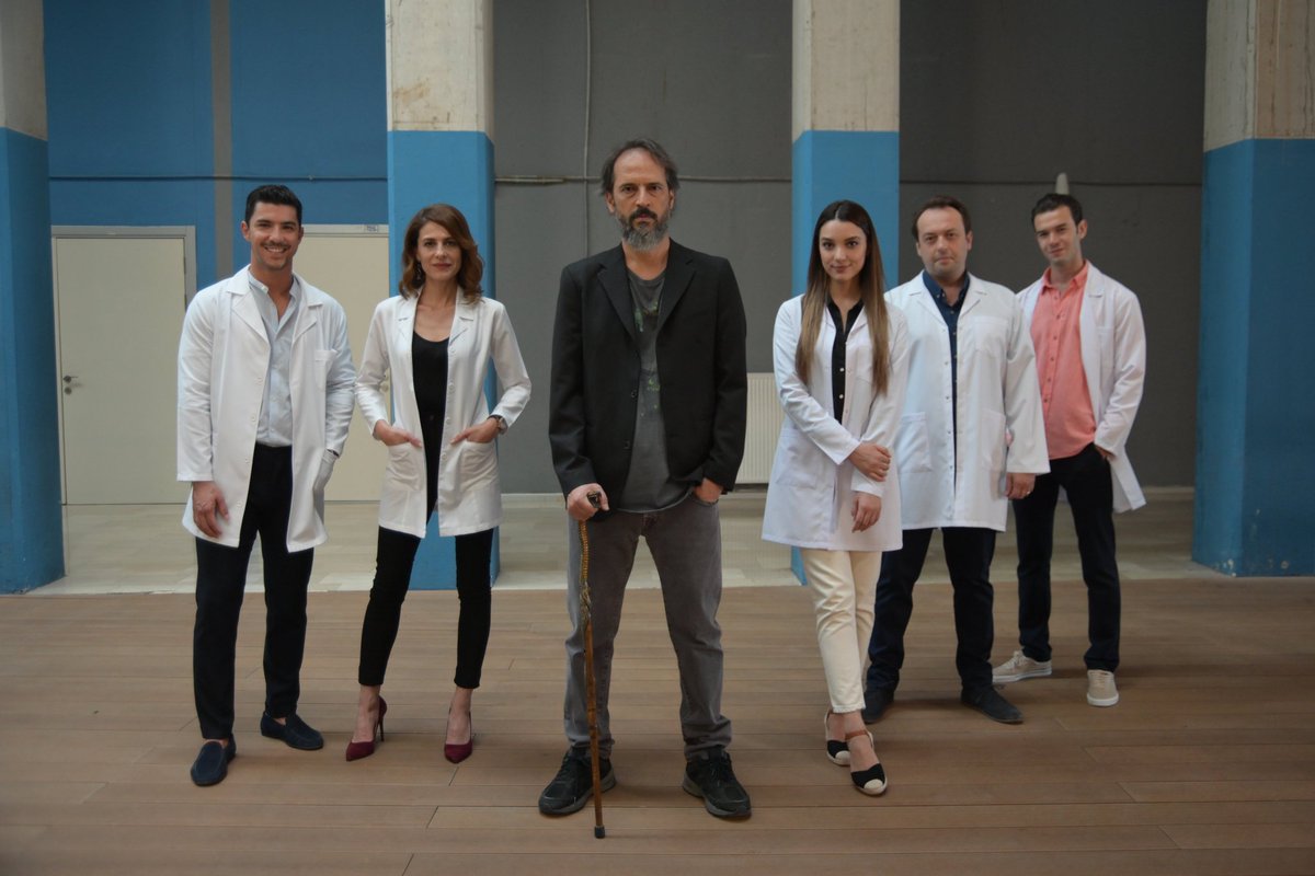 Dünyada en çok izlenen dizilerin başında gelen House M.D.'nin şaşırtıcı derecede başarılı uyarlaması olan bu dizi yapım şirketi yüzünden erkenden finale götürüldü. Hikâyesi yarım kalmamalı. Muhteşem bir oyuncu kadrosu ve halihazırda çok iyi bir senaryosu var. 

#HekimoğluExxene