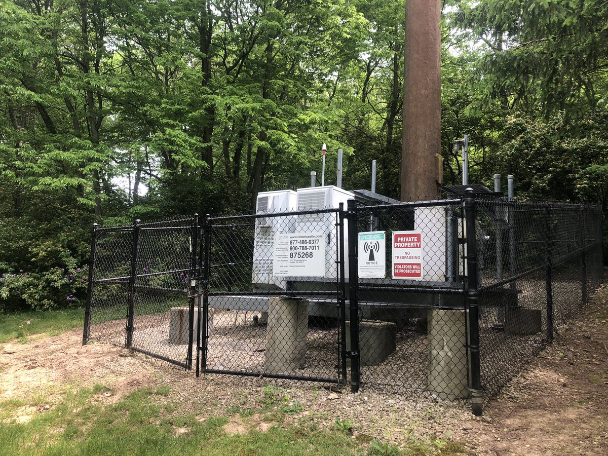 d0tslash's tweet image. Fake tree? :)