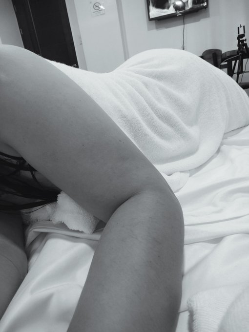 I feel hot🔥 https://t.co/0rSJKA5hOI<a href="/tag/newprofilepic"class="tags"><span>#newprofilepic</span></a>