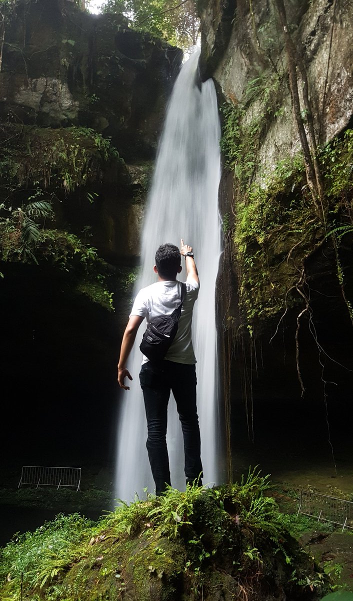 AdisidiK's tweet photo. @sadness_loop Ini Air Terjun di Kawasan Nagari Mungka Mungka di Sumatera Barat. Air terjun yg unik karena aliran air terjun ini langsung masuk kedalam perut bumi, jd tdk ada ngalir didaratan seperti air terjun pada biasanya kita jumpai..
#KevInEditing
before after https://t.co/w5aiePqET5