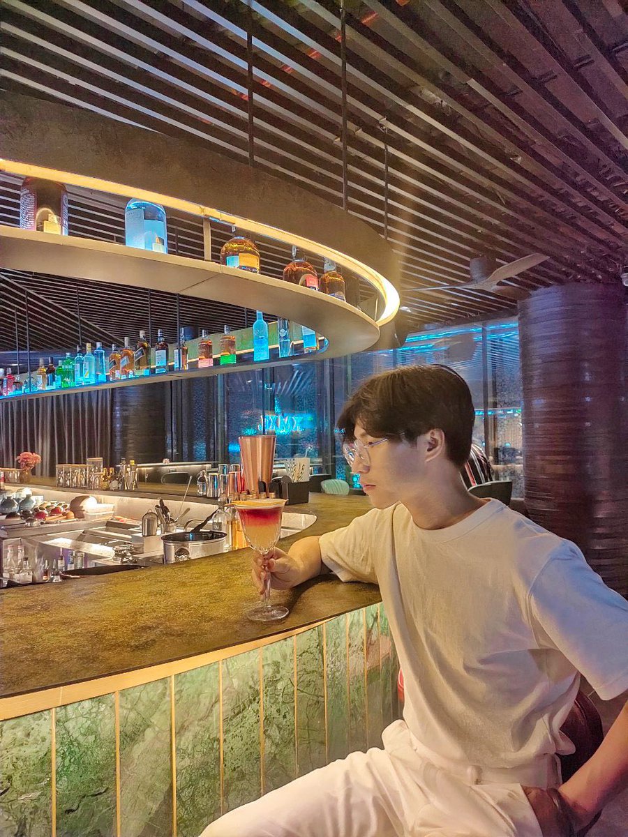 PanDuHi99's tweet photo. 有人陪我喝酒吗？
#มูฟออนแบบถอยหลังอีกครั้ง #Bar #China #Taiwanese #SaiGon https://t.co/qdaiPljN7k