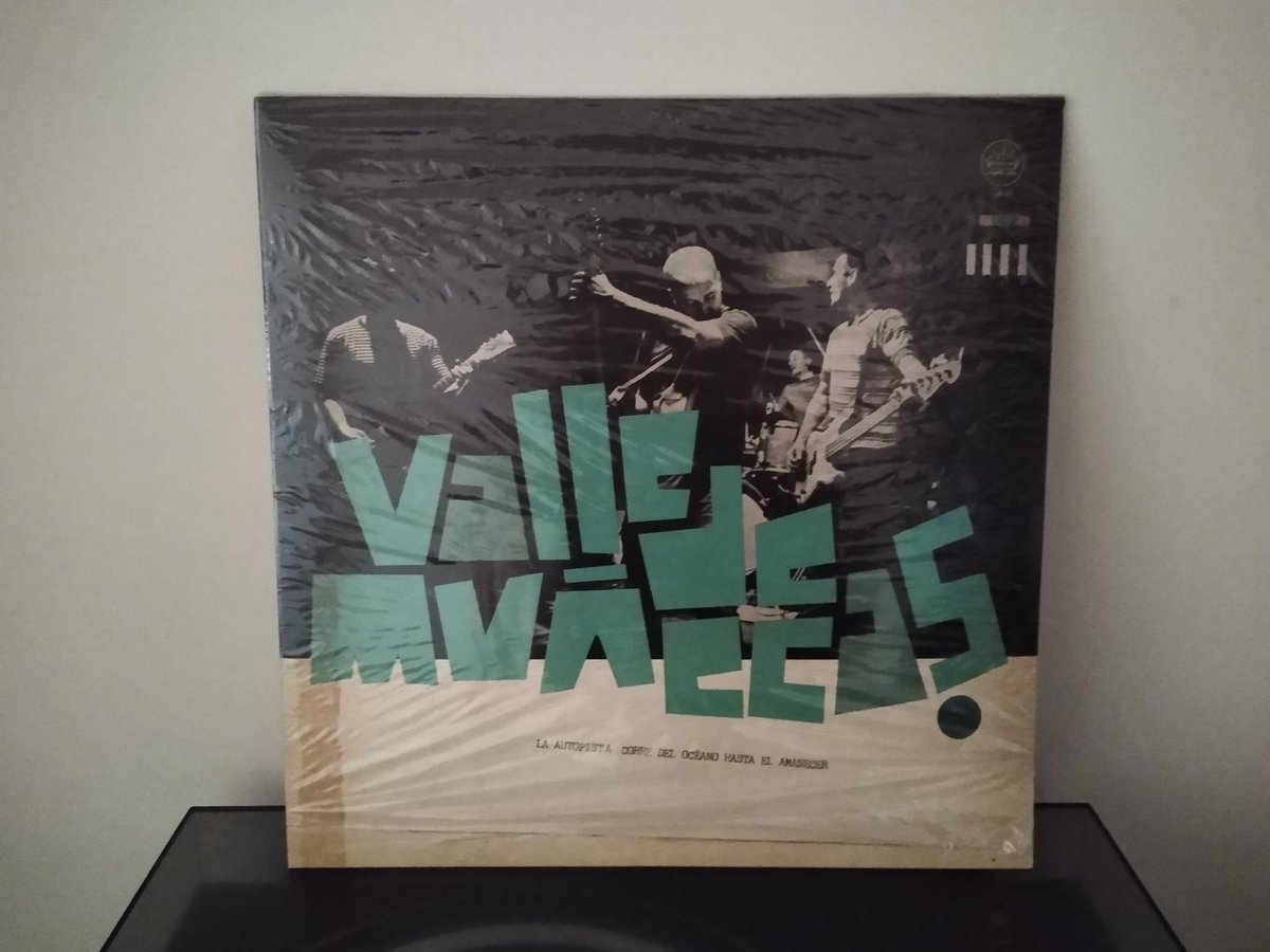 Igual el plan del día es escuchar este vinilo de <a href="/Valledemunecas/">Valle de Muñecas</a> en honor al otro cumpleañero, <a href="/manzaEsain/">manza</a> 🥂