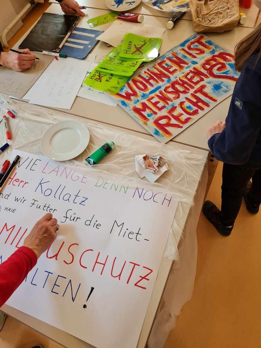 Morgen 13 Uhr Potsdamer Platz Mietendemo. Wir bereiten gerade den Hasenheideblock vor. Kommt alle! Wetter wird überbewertet✊✊✊🙃😍
#Mietendeckel #Mietenwahnsinn #VorkaufsratXhain