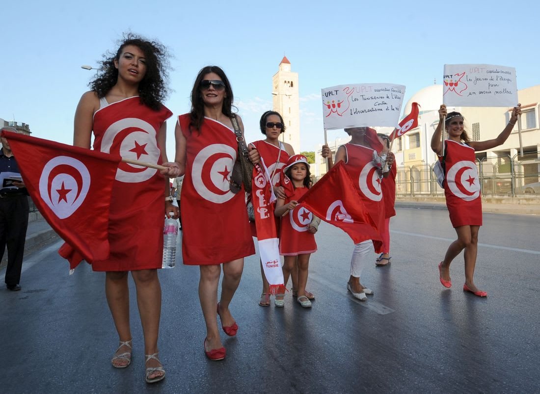 التوانسة جايين يبو 94 مليون دولار قالو ديون  تبيهم الشركة التونسية للكهرباء وبناء منطقة تجارية حرة في بنقردان وفتح الاعتمادات للعمليات التصديرية للمنتجات التونسية  باتجاه ليبيا عبر الحدود البرية والغاء القرار الصادر 
تونس تتجه للإفلاس لا محالة ويبو يشدو بفلوس ليبيا بيش مايطيحوش