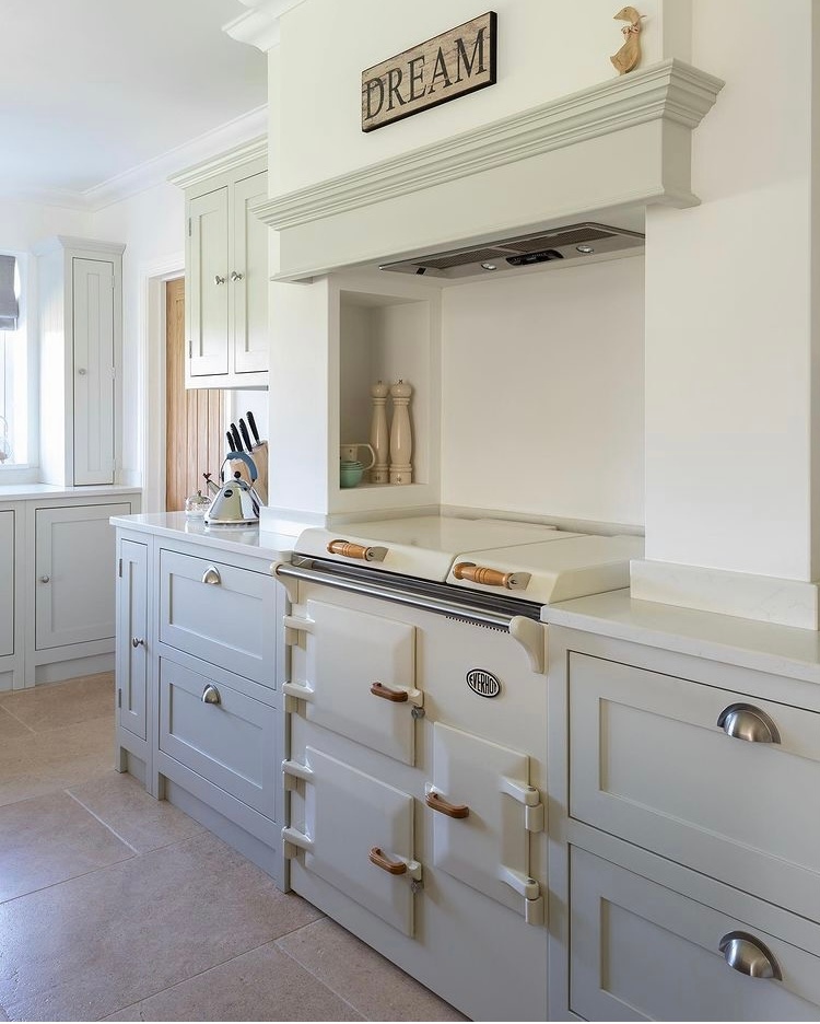 We love the simplicity and elegance of this country kitchen featuring our Cream Everhot 90. It fits in perfectly to these bespoke cabinets by @theshakerworkshop – thanks for sharing 😊. 

#Everhot #heatstoragerangecooker #rangecooker
