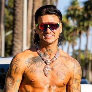 Ionesco's tweet photo. So, are we absolutely positive that #RiffRaff isn’t the son of #RandySavage ? 

@TheMachoMan  @JODYHiGHROLLER https://t.co/iDa190Lhac