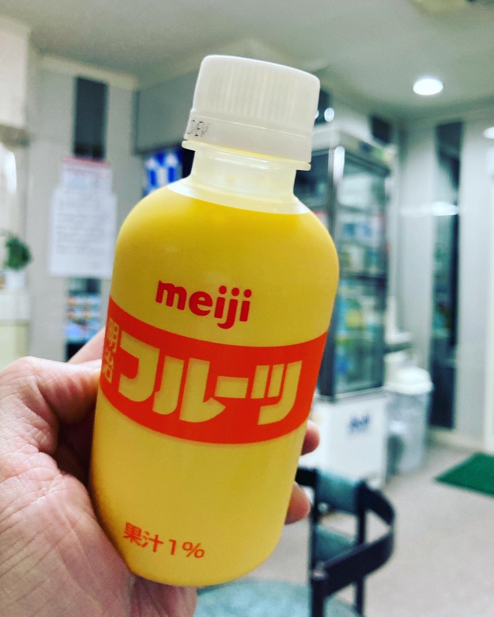 inuyamayuge's tweet photo. 昨夜は三の輪湯さんで、湯上がりフルーツ牛乳が旨し。カウンターのお母さんは話好きで、色々と教えてくれた。孫娘さんも風呂好きな由。ポスターを貼り出したバンドのメンバーも常連さん。感染対策を手伝ってくれたそうで、聴きながら良い風呂屋さんだなぁと思う。
#銭湯
#湯上がり
#BLACKSWEET https://t.co/HmeEARuoVy