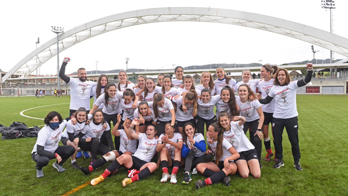 AthleticClubFem's tweet photo. 🔴⚪ El #AthleticClubFem C logra el ascenso a 1ª Nacional tras vencer esta tarde al @Bizkerreft por 2 goles a 0 y proclamarse campeonas de Liga Vasca. 

Euskal Ligako emakumezkoen taldeak igoera lortu du‼️

🎉 ZORIONAK TXAPELDUNAK!!

#AthleticLezama 🦁 https://t.co/fknrbmTe5b