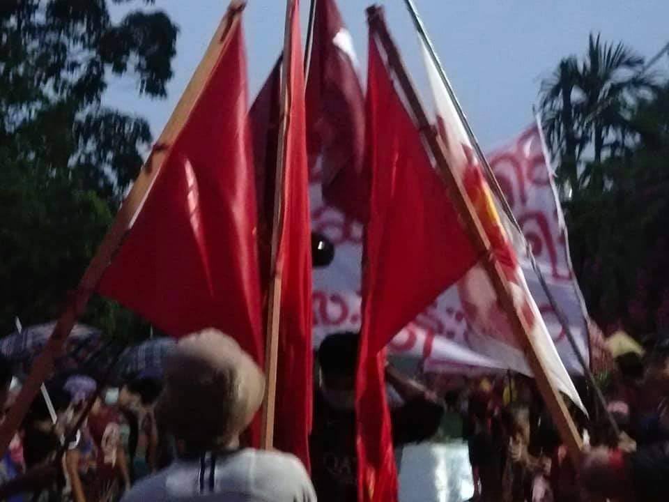 EiMonHtwe12's tweet photo. Launglone’s rally under the rain in defiance of the junta massacre. #WhatsHappeningInMyanmar  #May22Coup  #NoFlyZoneInMyanmar https://t.co/SHvFkjVDmK