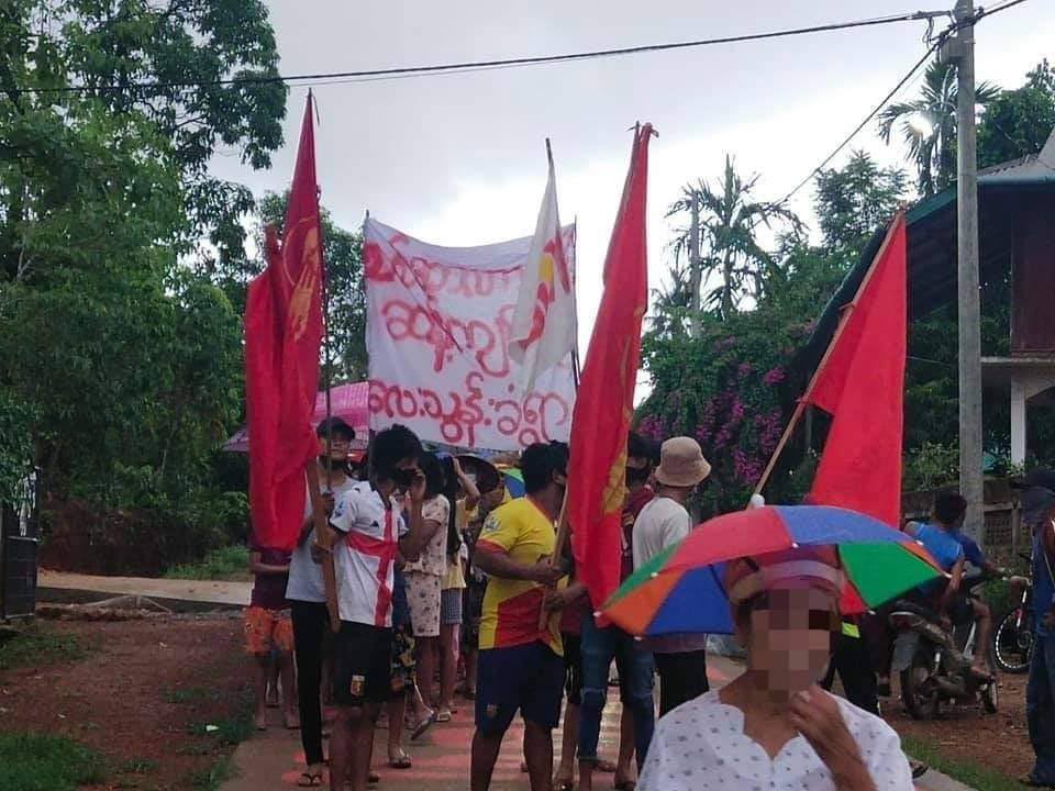 EiMonHtwe12's tweet photo. Launglone’s rally under the rain in defiance of the junta massacre. #WhatsHappeningInMyanmar  #May22Coup  #NoFlyZoneInMyanmar https://t.co/SHvFkjVDmK