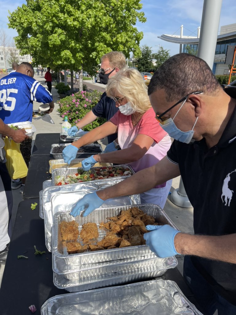 RefugeplaceI's tweet photo. The blessing of compassionate people.  @AaronNegangard @jebeck17 178 of our friends got a healthy hot meal.  To God be the glory!  #JESUS #homelesslivesmatter #weareone #Matthew25 #payitforward #hotmeals https://t.co/Re5Ex6JkCN