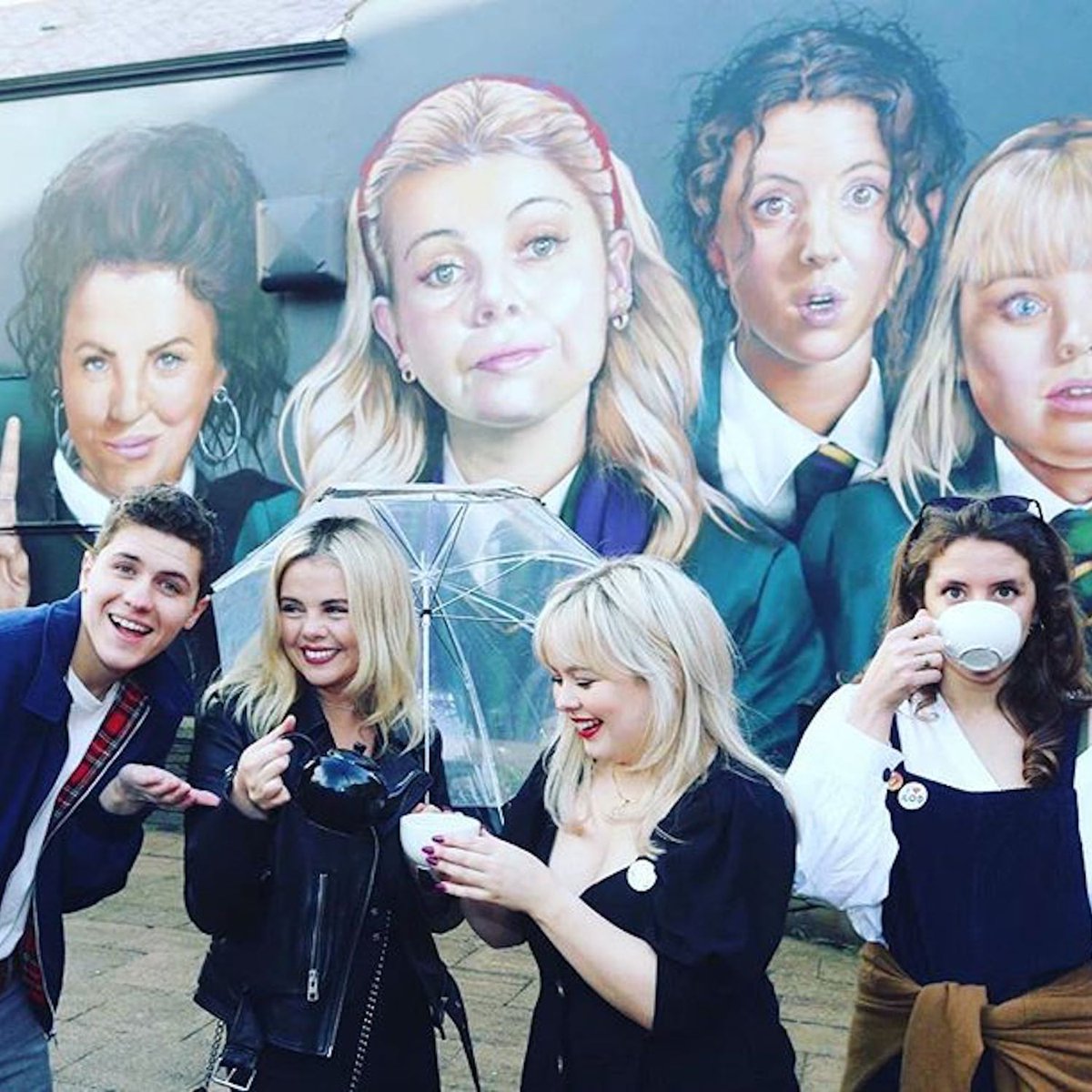 Оно welcome to derry. Дерри герлз клэр. Добро пожаловать в дерри. Добро пожаловать в дерри постер. Оно добро пожаловать в дерри.