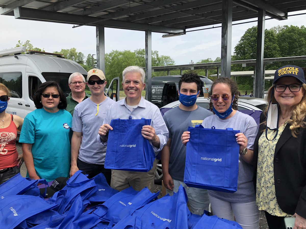kathywisnewski's tweet photo. National Grid supporting our Veterans at the 2nd Annual Suffolk County Veterans Stand Down with General Needs which provides necessary resources to our Nation’s Heroes. Suffolk County Executive Steve Bellone joined the team #GridGivesBack @nationalgridus @SteveBellone https://t.co/cFcS2XiMPd