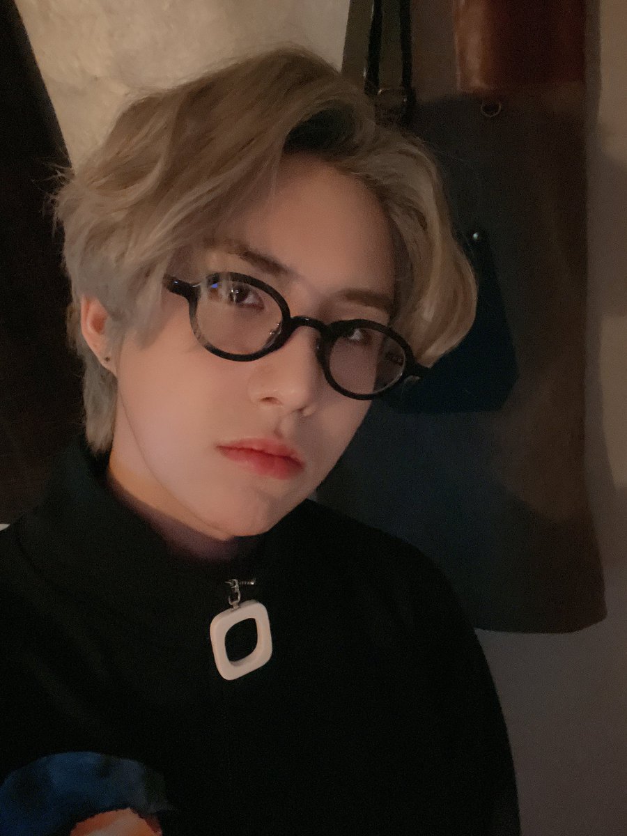 AceChoiceTurkey's tweet photo. @official_ACE7 [Tr/210522]

"[#ACE_WOW] 🤖

Hava bugün güzel 🥰
Lezzetli bir akşam yemeği yiyin ve bastırın ❤️

#☺️ㅔ이스 #초이스 #CH🔥İCE #ACE"

Cr:acetranslation https://t.co/bkl0fB3oTg
