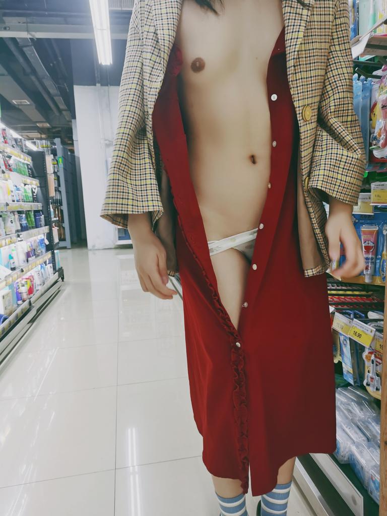 好像有人看到了，那我随缘发发日常
去跟女朋友一起逛超市，突然发现她穿的是排扣的裙子，然后😌