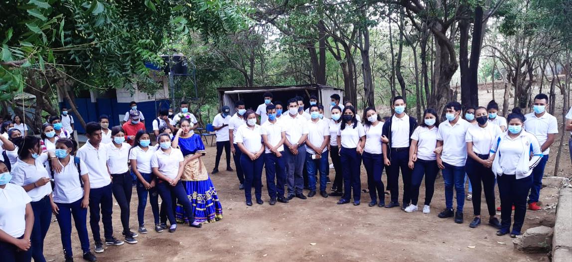 minednicaragua's tweet photo. #Nicaragua | Compañera Miriam Ráudez, Ministra de Educación, realiza visita de presencia directa con estudiantes de la modalidad "Secundaria a Distancia" en la comunidad Pochocuape, Distrito III Managua. https://t.co/oU1ol9mRId