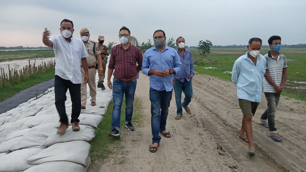DhemajiDC's tweet photo. Inspection of flood Vulnerable  embankment with circle officer at *Bhebeli Gaijan* village. https://t.co/vdffWChob6