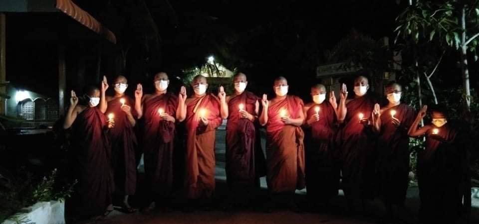 EiMonHtwe12's tweet photo. Buddhist monks of SarTaung, Sagaing, staged a candlelight vigil prayed for fallen heroes and demanded immediate release of the detainees.  #WhatsHappeningInMyanmar  #May22Coup  #NoFlyZoneInMyanmar https://t.co/G7x1TvsiX8