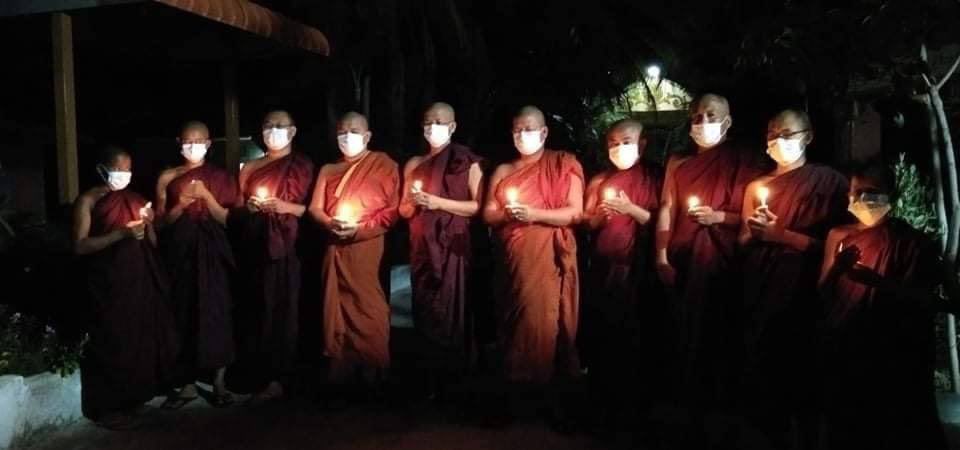 EiMonHtwe12's tweet photo. Buddhist monks of SarTaung, Sagaing, staged a candlelight vigil prayed for fallen heroes and demanded immediate release of the detainees.  #WhatsHappeningInMyanmar  #May22Coup  #NoFlyZoneInMyanmar https://t.co/G7x1TvsiX8