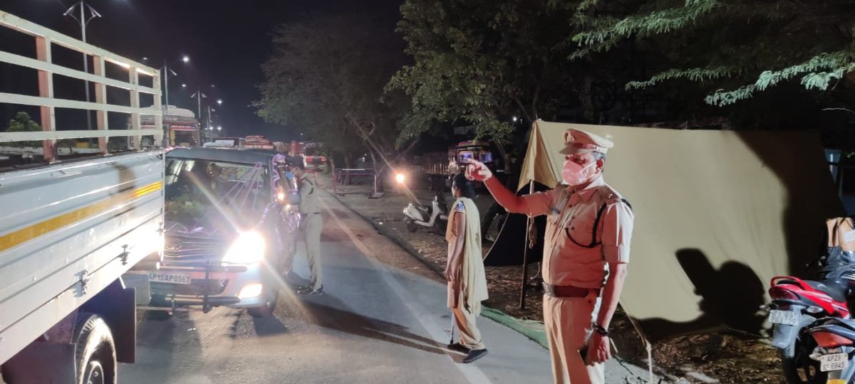 MalkajgiriCop's tweet photo. In view of #LockDownInTelangana, #DCP_Crimes Sri. P.Yadagiri visited various #Checkposts in the limits of #LBNagar_Zone supervised enforcement of lockdown,  personally checked vehicles &amp; documents and given #instructions to the staff
#WearAMask #SocialDistancing #StayHomeStaySafe https://t.co/SHuEBWIwLg