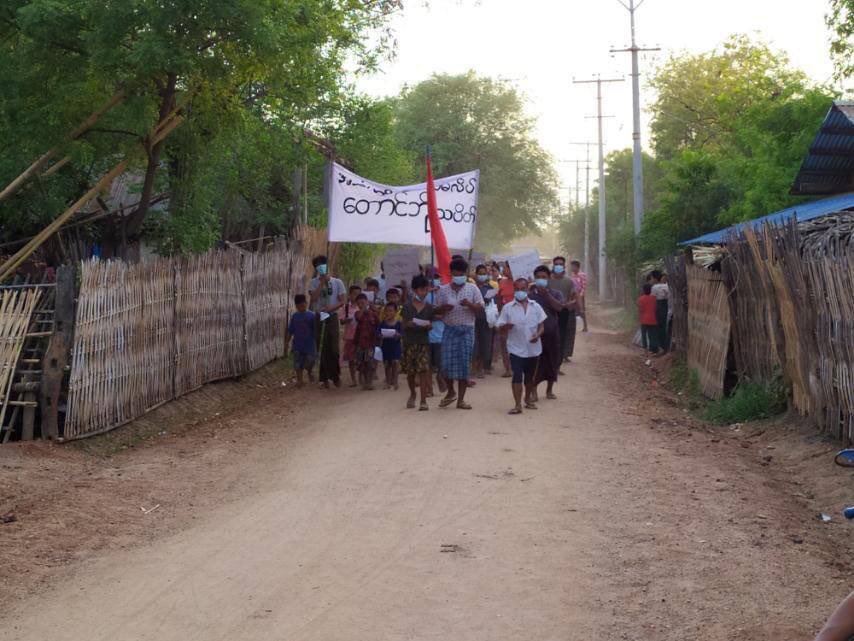 EiMonHtwe12's tweet photo. Anti-coup protest was held in Magway Region by Taungbo residents.  #WhatsHappeningInMyanmar  #May22Coup  #NoFlyZoneInMyanmar https://t.co/CzhzeZP1E3