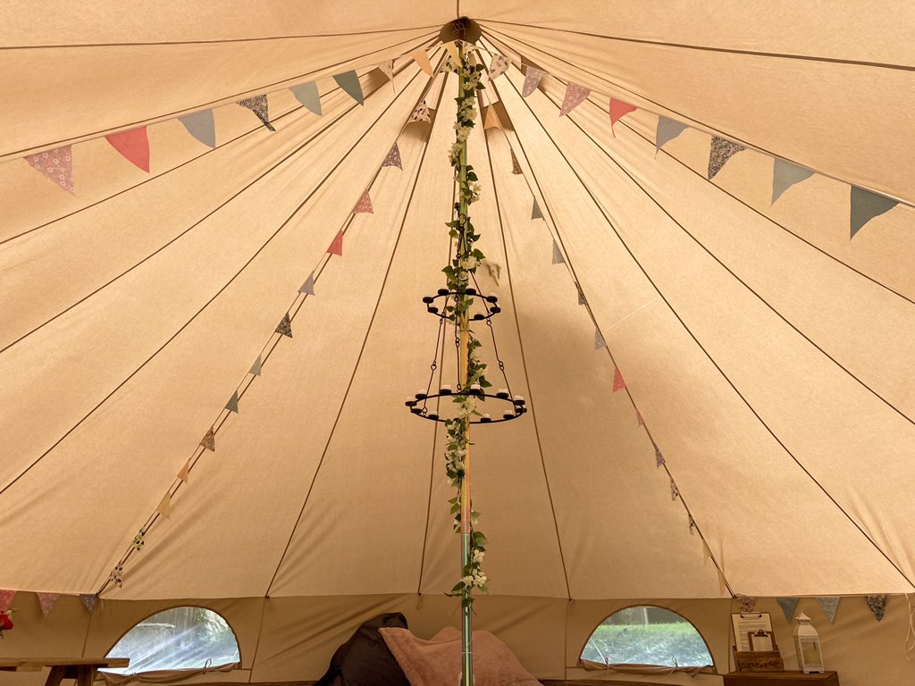 What a difference a day makes &amp; what a stunning court yard setting. What do you think? Happy hen celebrations team Freya have a gorgeous time ❤️💃🏽🙏🏼🥂🥰

#isleofwight #islandhenbells #belltenthire #henparty #glamping #isleofwightweddings