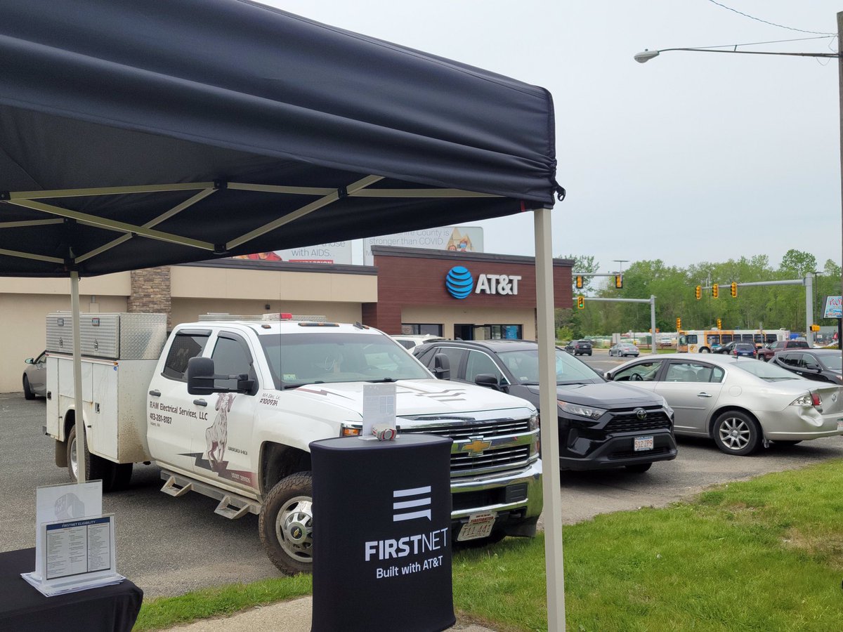 CoreyBundlez's tweet photo. Day 2 of our first responder appreciation event At AT&amp;T Pittsfield MA and we have a packed parking lot of First responders learning about the FirstNet Network and great offers. #WinAsOne @keroninc @RiveraKelvin1 @FirstNet @FirstNetGov @pnixnix @NDixon121212 @lgonzalezlatino https://t.co/DWXKbkeZbQ