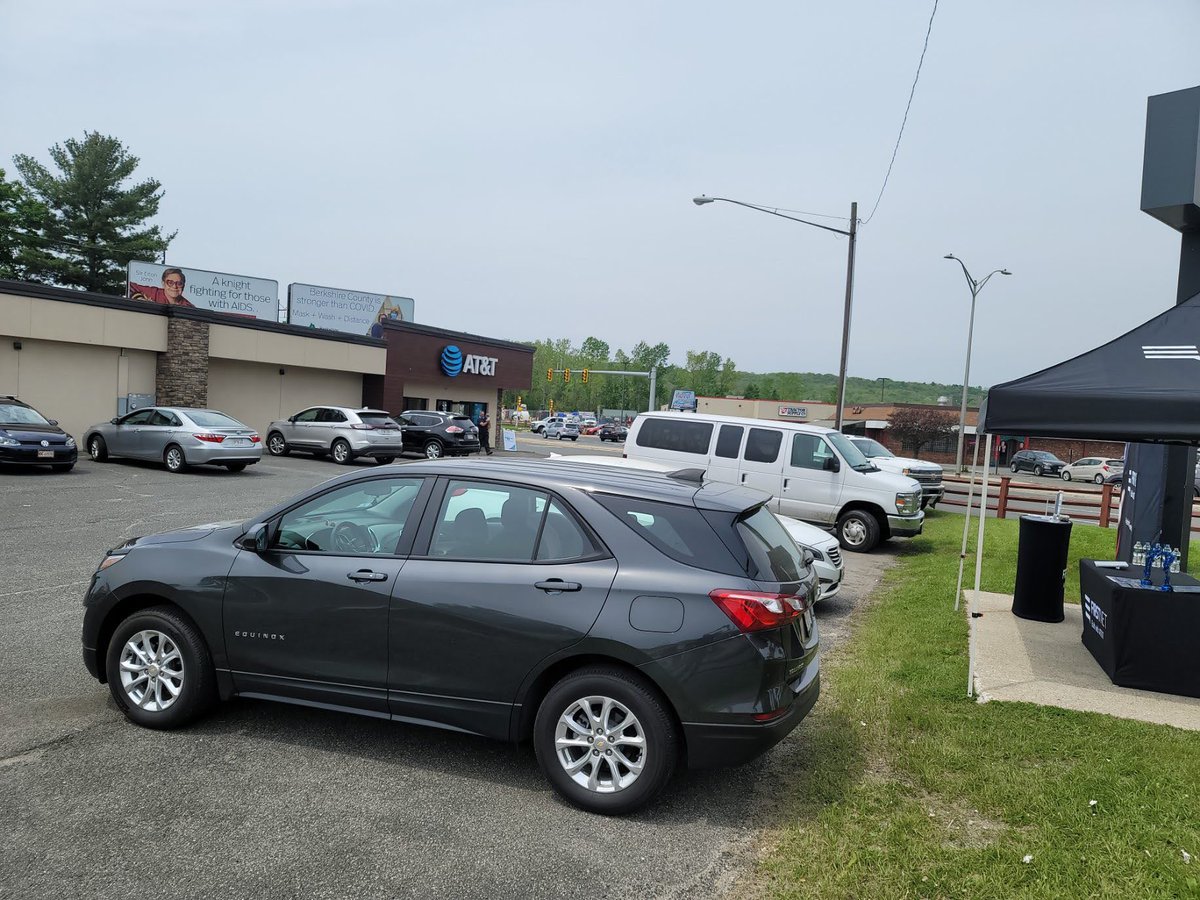 CoreyBundlez's tweet photo. Day 2 of our first responder appreciation event At AT&amp;T Pittsfield MA and we have a packed parking lot of First responders learning about the FirstNet Network and great offers. #WinAsOne @keroninc @RiveraKelvin1 @FirstNet @FirstNetGov @pnixnix @NDixon121212 @lgonzalezlatino https://t.co/DWXKbkeZbQ