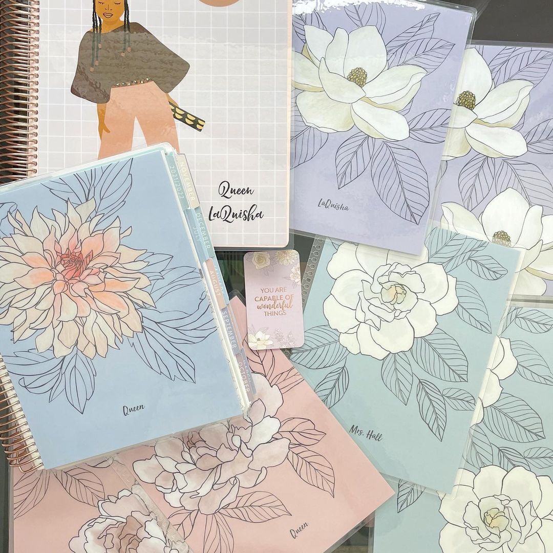 ErinCondren's tweet photo. Anyone else collecting a bouquet of Flora covers? Tell us which Flora design is your favorite in the comments. 📸: @confidentcanvas https://t.co/fGg2rDRHOj