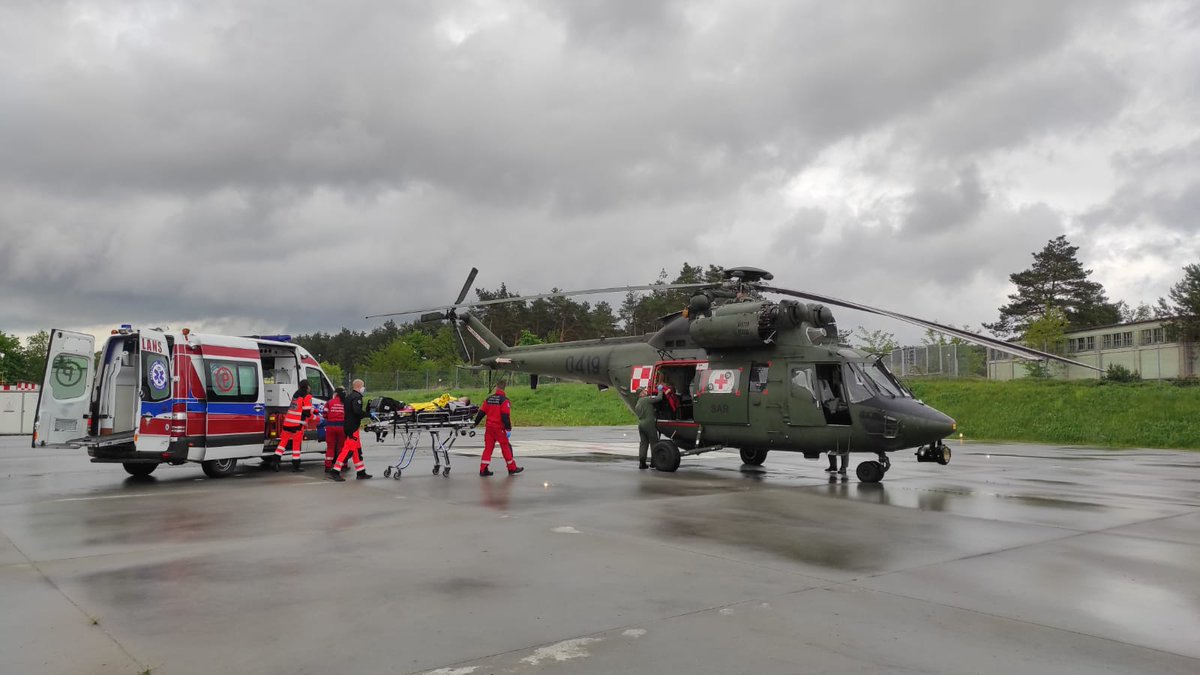 DowOperSZ's tweet photo. Trudne warunki meteorologiczne, ale ratowanie życia i zdrowia to nasza misja💪.
#LZPR z Mińska Mazowieckiego W-3 WA SAR🚁 wspólnie z medykami #LPR zrealizował kolejną misję #MEDEVAC. Transport ciężko chorego pacjenta: Mielec ➡ Warszawa.
@DowOperSZ @DGeneralneRSZ #3SLTr #2GPR https://t.co/Z9jmtVhtcj
