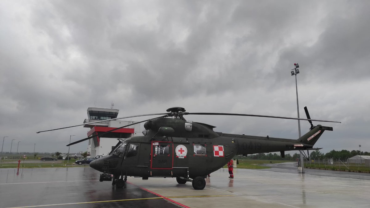 DowOperSZ's tweet photo. Trudne warunki meteorologiczne, ale ratowanie życia i zdrowia to nasza misja💪.
#LZPR z Mińska Mazowieckiego W-3 WA SAR🚁 wspólnie z medykami #LPR zrealizował kolejną misję #MEDEVAC. Transport ciężko chorego pacjenta: Mielec ➡ Warszawa.
@DowOperSZ @DGeneralneRSZ #3SLTr #2GPR https://t.co/Z9jmtVhtcj