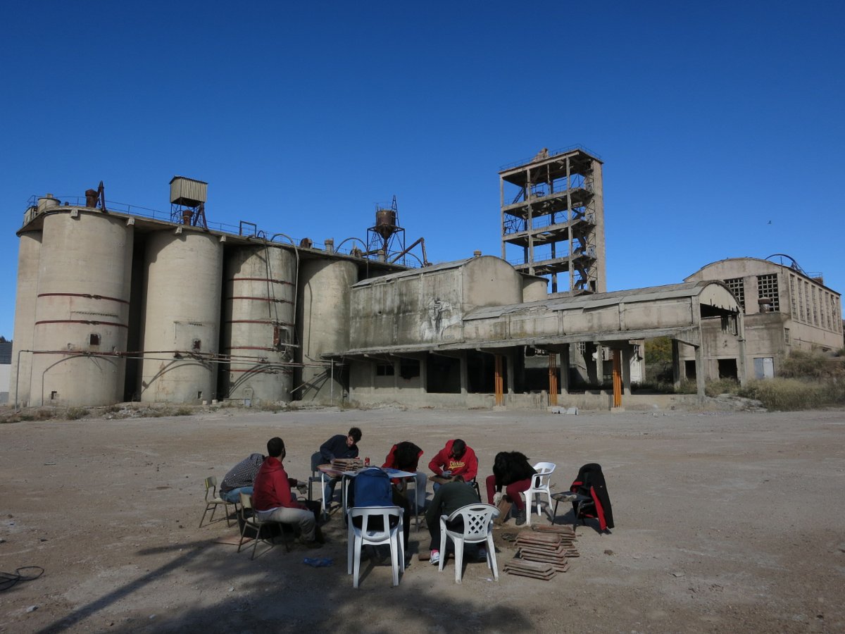 LFdTV's tweet photo. 📢 #ArchivoLFDTV - 🏭 2013 - Jornadas de rehabilitación de la oficina y limpieza de tejas que posteriormente se usarán para la rehabiitación de la cubierta. A tocaTeja 🥁⛏️ #EconomíaCircular #Reutilización #PatrimonioIndustrial #LFDTV #architecture #autoconstruccion @canicca_ https://t.co/PtTZvSPrfy