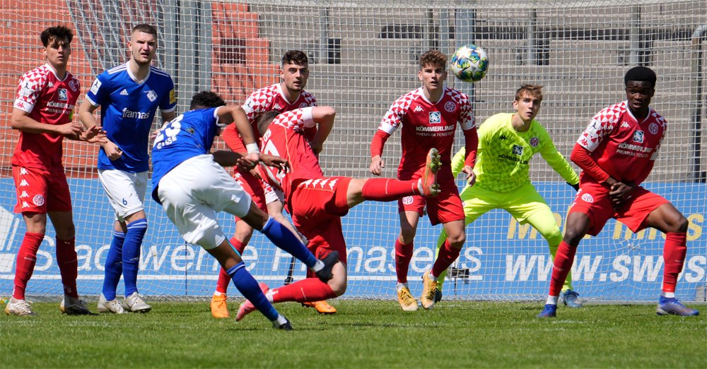fkpirmasens's tweet photo. Zum ersten Mal seit Monaten waren am Samstag wieder Zuschauer im #Sportpark #Husterhöhe zugelassen. Diese erlebten einen 2:0-Erfolg gegen die Bundesliga-Rerserve des @1FSVMainz05. Hier ist unser Spielbericht: https://t.co/ucJkhI65XW #FKPFSV #Pirmasens #Mainz #Fussballkulturerbe https://t.co/OHQn6tTTgC