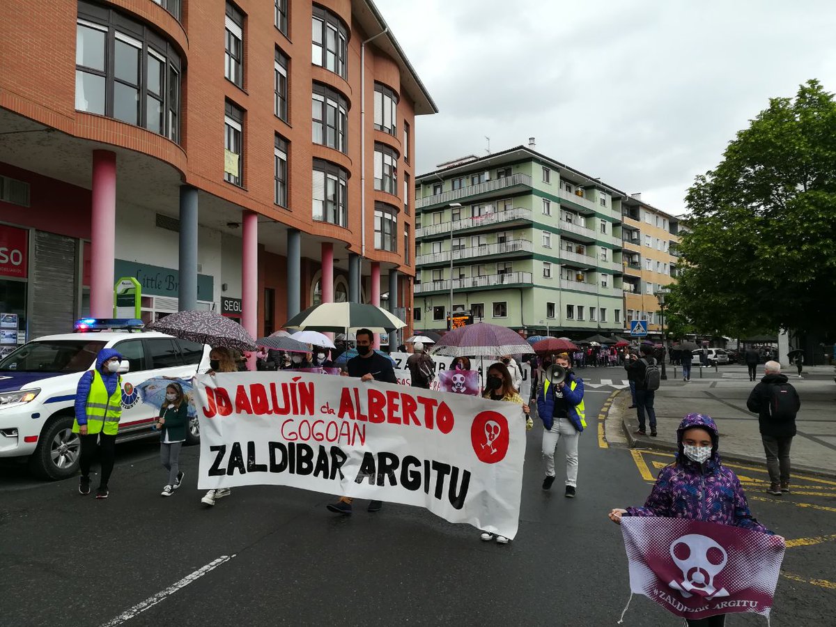 EskubideenKarta's tweet photo. #ZaldibarArgitu 
Gaur Zallan izan gara Zaldibarren gertatutakoa argitzeko eskaria lau haizetara zabaltzeko eta Joaquín eta Albertoren senideei gure elkartasuna eta babesa adierazteko https://t.co/afT7536A5R