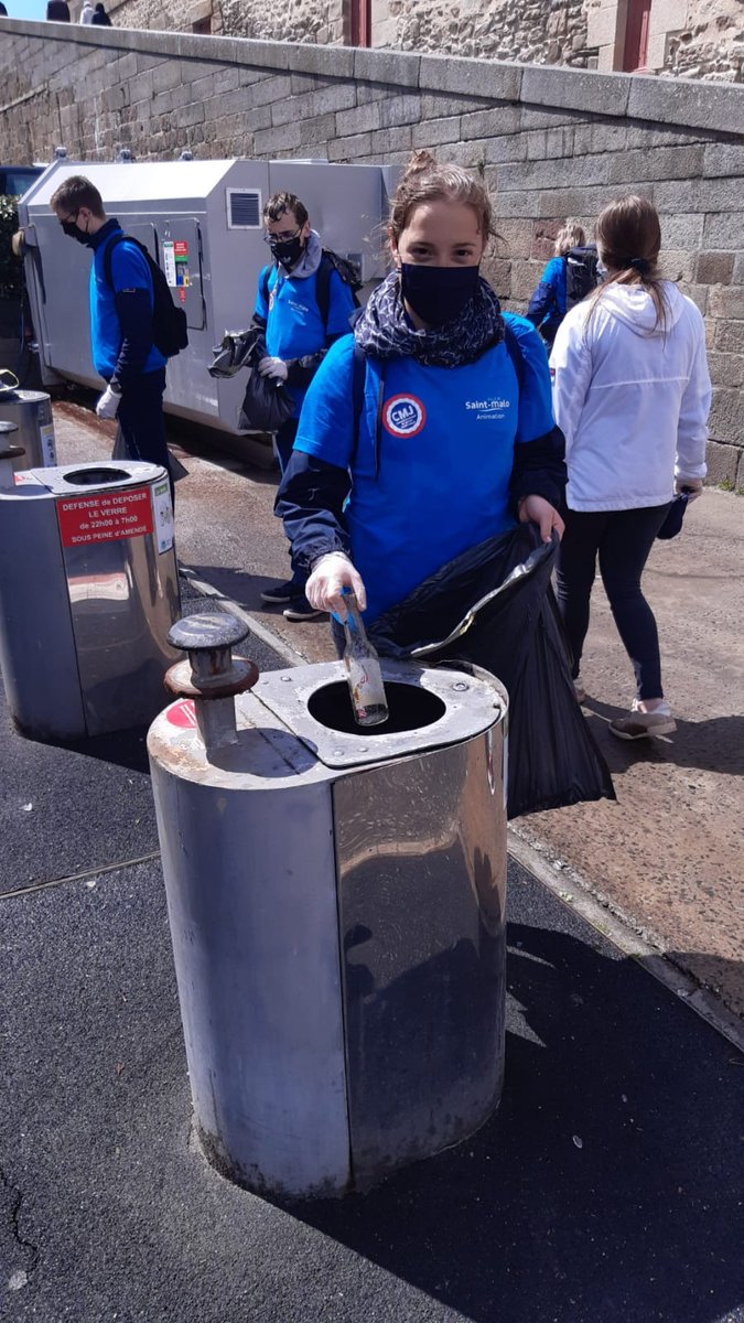 VilleSaintMalo's tweet image. CLEAN WALK / Belle collecte pour le Conseil Municipal des Jeunes de @VilleSaintMalo qui a organisé aujourd'hui une clean walk dans les rues de la cité.  Un engagement pour le climat soutenu et encouragé par le Maire @gilleslurton et les élus Abel Kinié et Elodie Farcot-Jaffrelot