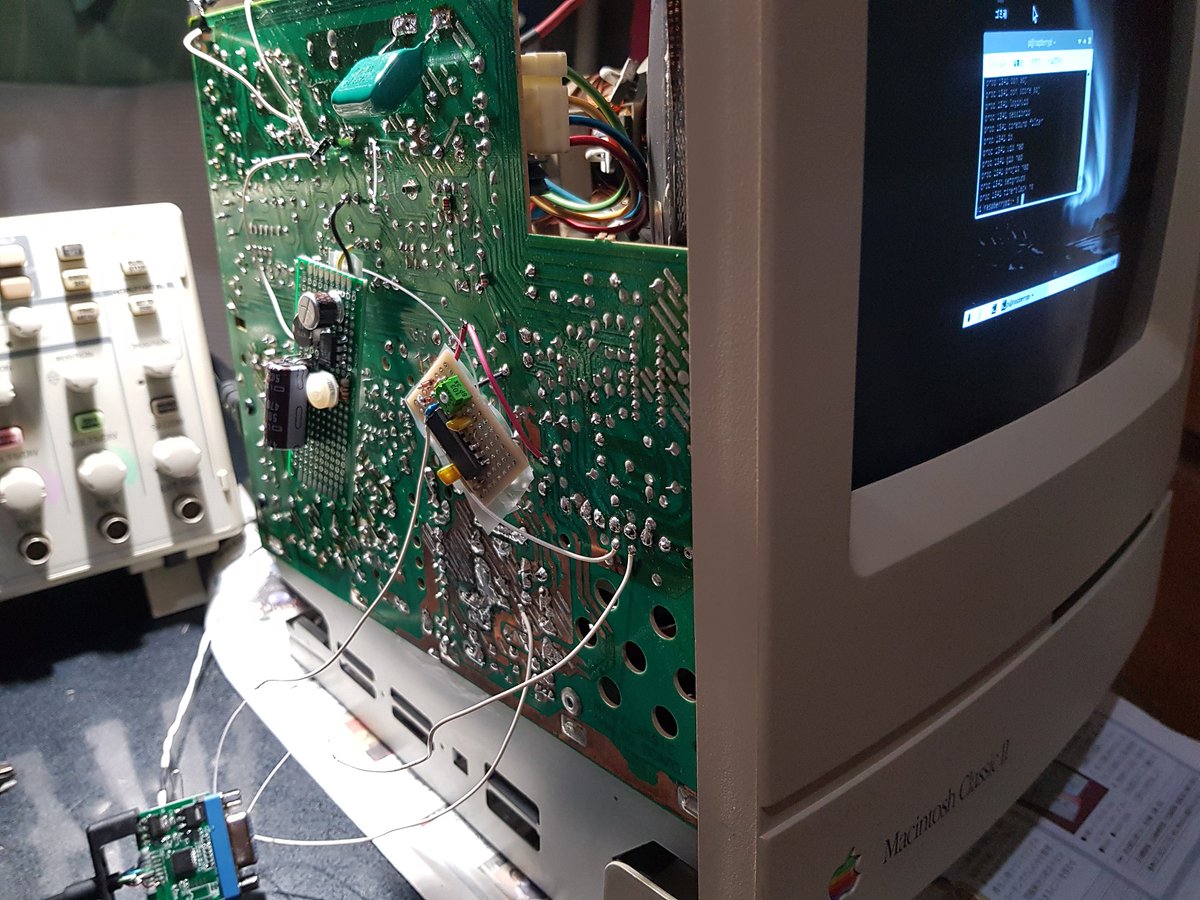 senoseno386's tweet photo. #Macintosh #ClassicII モニタのVGA化、意外と難しい。水平帰線時間を速めたりあれこれ改造しているうちにVGA信号で同期するようにはなったが、表示がちっこい。
力業で広げようとするとFBT周りから不穏な音がするw https://t.co/OrIHcpu8e4