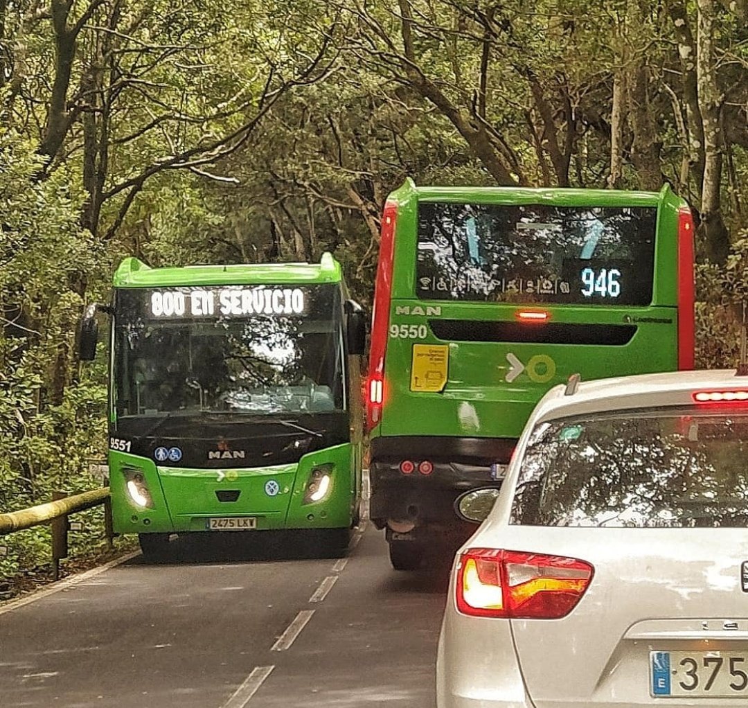 danitfe's tweet photo. Desde hoy se ha visto una situación surrealista. Líneas del servicio urbano teniendo que salir del municipio, haciendo muchos más kilómetros, para comunicar barrios y pueblos de Anaga. El servicio habitual, ofertado con un micro de 20 plazas.

El desgobierno de @BermudezSCT https://t.co/FIiSZUTOQ8