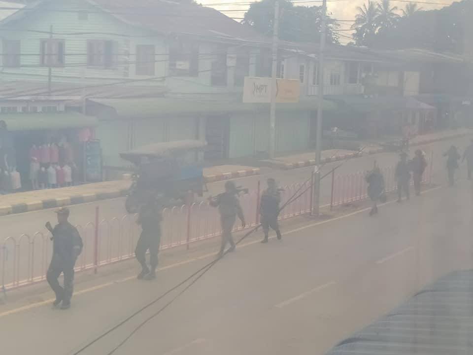 tun_wuttyee's tweet photo. Junta Terrorist troops are seen roaming the town in Kayah state. #NoFlyZoneInMyanmar  #WhatsHappeningInMyanmar  #May22Coup  https://t.co/eQa7q5wiNv