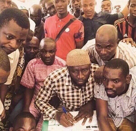 ziloow_'s tweet photo. #AKAkhulume

People watching AKA interview like: https://t.co/XehA5ImZ9m