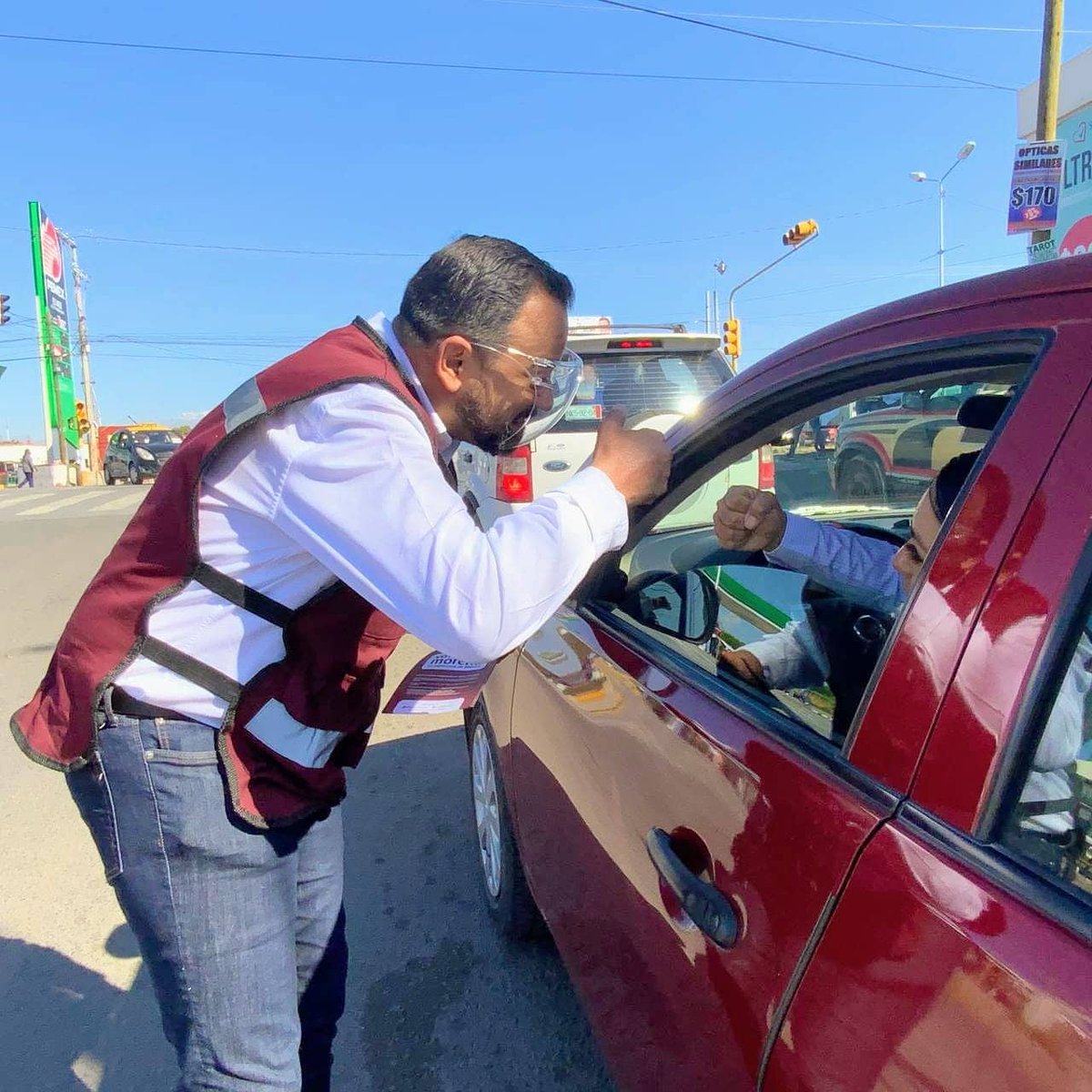 ReneSGalindo's tweet photo. Estoy en el crucero de la 105 Poniente y 11 Sur, donde transitan miles de poblanxs que este sábado se dirigen a realizar actividades físicas, comprar sus alimentos y despensas básica. 
Siempre tenemos un buen recibimiento y mucha aceptación por parte de lxs vecinos. https://t.co/XS25Kh1eCD