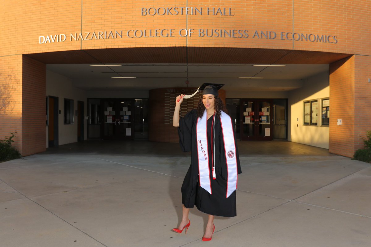 ammifrances's tweet image. #csungrad we out ✌🏼